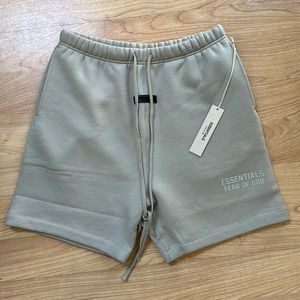 Men’s Essentials Shorts (NWT) Medium